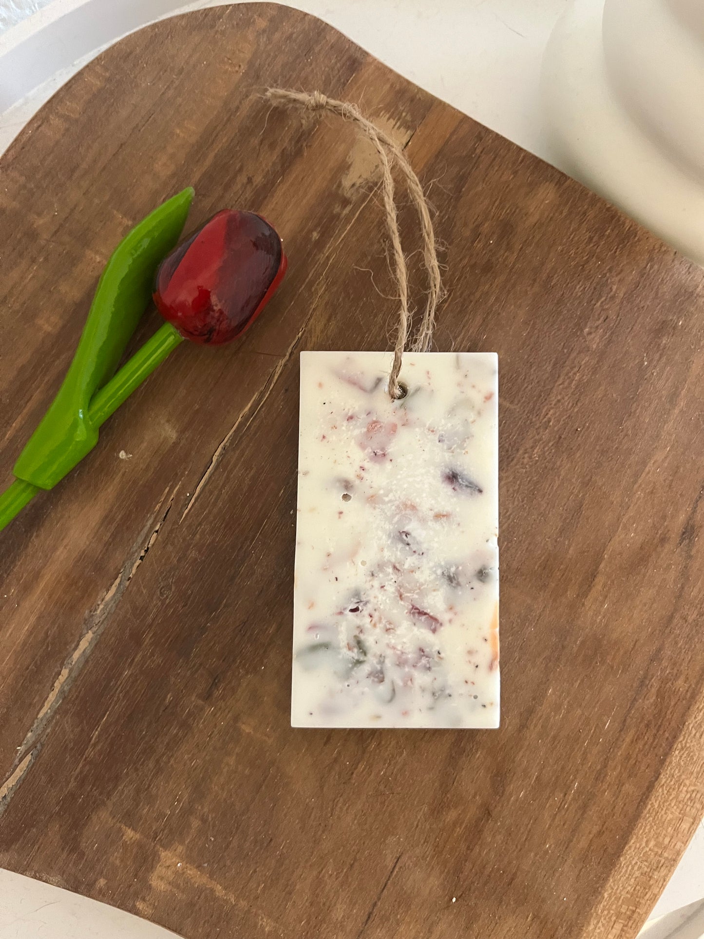 Suspension parfumée avec fleur séchée